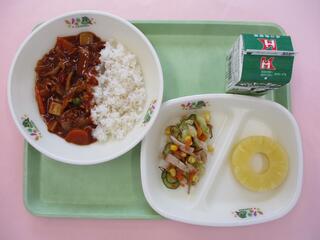 きのこたっぷりハヤシライス （麦ご飯）・ 牛乳・ りっちゃんサラダ・ パインアップル