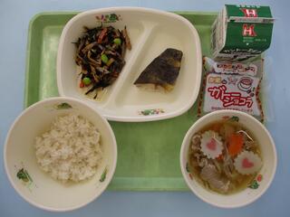 麦ご飯・牛乳・ ほっけの塩焼き・ ひじきの煮物・ 豚汁・ 米粉ガトーショコラ