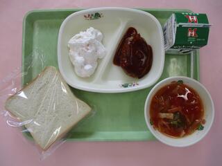 オープンフルーツサンド （食パン・フルーツのクリーム和え）・ 牛乳・ ハンバーグデミグラスソース ・ミネストローネ