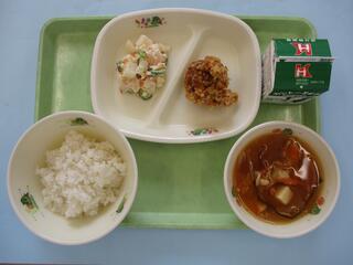 ご飯 ・牛乳・ 鶏肉のから揚げ・ チーズポテトサラダ・ キムチスープ