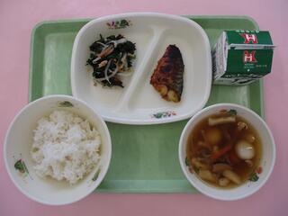 ご飯 ・牛乳・ さばの塩麹カレー焼き・ のり酢和え・ いもだんご汁