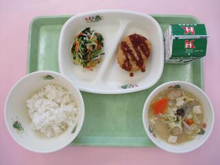 ご飯・ 牛乳・ 野菜コロッケ・ 小松菜のおひたし・ みそちゃんこ鍋