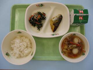 ご飯・ 牛乳・ さばの塩麹カレー焼き・ のり酢和え・ いもだんご汁
