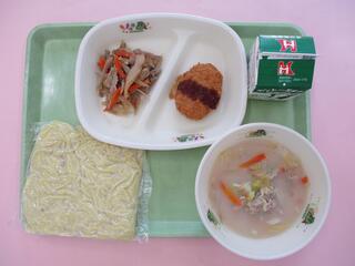 長崎ちゃんぽん （ソフト中華麺・スープ）・ 牛乳・ ぶりカツ・ 浦上そぼろ