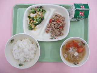 れんこんガパオ （ご飯・れんこんガパオの具）・ 牛乳・ ブロッコリーのサラダ・ 龍ケ崎とんトマ味噌汁