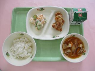 麦ご飯・ 牛乳・ 鶏肉のから揚げ・ チーズポテトサラダ ・キムチスープ