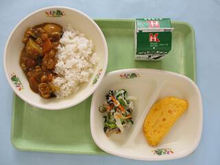 チキンカレーライス （麦ご飯）・ 牛乳・ オムレツ・ 冬野菜の浅漬け