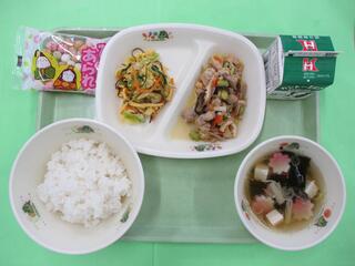 枝豆と鶏肉の混ぜご飯 （ご飯・混ぜご飯の具）・ 牛乳・ 三色和風サラダ・ わかめのすまし汁 ・ひなあられ