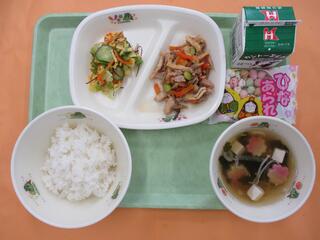 枝豆と鶏肉の混ぜご飯 （ご飯・混ぜご飯の具）・ 牛乳・ 三色和風サラダ ・わかめのすまし汁 ・ひなあられ