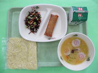 とんこつラーメン （ソフト中華めん・スープ）・ 牛乳・ 春巻き・ チキンサラダ