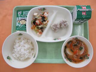 ご飯・のりふりかけ ・牛乳・ しゅうまい・ 豆腐サラダ・ トックスープ