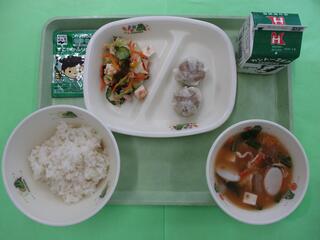 ご飯・のりふりかけ・ 牛乳・ しゅうまい・ 豆腐サラダ・ トックスープ