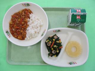 キーマカレーライス （麦ご飯・キーマカレー）・ 牛乳・ ほうれん草とコーンのソテー ・パインアップル