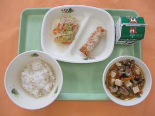 麦ご飯・ 牛乳・ ぎょうざロール・ 春雨サラダ・ 豆腐の中華煮