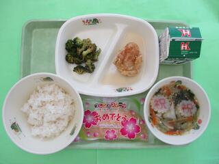 ご飯・牛乳・ 鶏肉のかりん揚げ・ ブロッコリーのおかか和え・ ワンタンスープ ・米粉クレープ