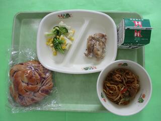 焼きそば・ ブルーベリーロール・ 牛乳・ 鶏肉のバジル焼き・ 花野菜サラダ