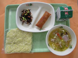 とんこつラーメン （ソフト中華めん・スープ）・ 牛乳・ 春巻き ・チキンサラダ