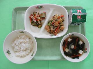 ご飯・ 牛乳・ 豚肉と厚揚げのみそ炒め・ りっちゃんサラダ・ わかめスープ