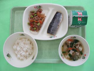 麦ご飯・ 牛乳・ にしんの塩焼き・ れんこんのおかか炒め・ どさんこ汁