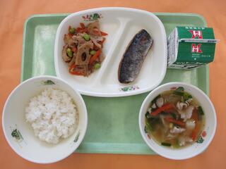 ご飯 ・牛乳・ にしんの塩焼き・ れんこんのおかか炒め・ どさんこ汁