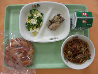 焼きそば・ ブルーベリーロール・ 牛乳・ 鶏肉のバジル焼き・ 花野菜サラダ