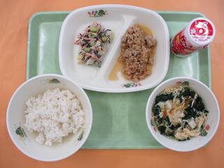 肉みそそぼろ丼 （ご飯・肉みそそぼろ）・ 発酵乳（いちご）・ ひじきサラダ ・かき玉汁