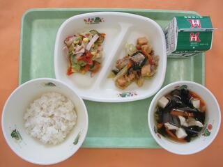 ご飯・ 牛乳・ 豚肉と厚揚げのみそ炒め・ りっちゃんサラダ・ わかめスープ