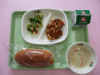 はちみつパン・ 牛乳・ ポークビーンズ・ アスパラサラダ・ 豆乳コーンポタージュ