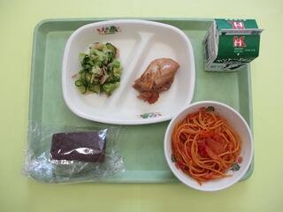 スパゲティミートソース・ 牛乳・ グリルチキン・ グリーンサラダ・ ココア蒸しパン