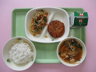 ご飯 ・牛乳・ 米粉チヂミ・ チャプチェ・ タッケジャン