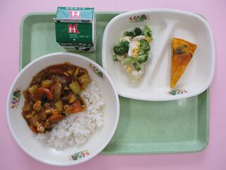 米粉チキンカレーライス （麦ご飯・米粉チキンカレー）・ 牛乳・ かぼちゃオムレツ ・花野菜サラダ
