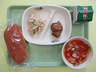 りんごパン・牛乳・ 鶏肉のマスタード焼き・ マカロニサラダ・ ミネストローネ