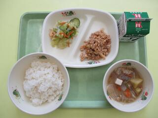 肉そぼろ丼（ご飯・肉そぼろ）・ 牛乳・ カリカリじゃこサラダ・ さつま汁