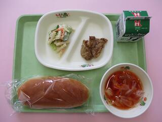 りんごパン・牛乳・ 鶏肉のマスタード焼き・ マカロニサラダ ・ミネストローネ