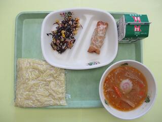 肉みそラーメン （ソフト中華麺・スープ）・ 牛乳・ 餃子ロール ・海と畑のサラダ