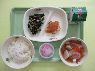ご飯・牛乳・ 豆腐ハンバーグおろしソース・ のり酢和え ・けんちん汁・ さくらゼリー