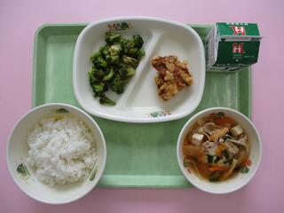 ご飯・ 牛乳・ 鶏肉のから揚げ・ ブロッコリーのおかか和え・ キムチスープ