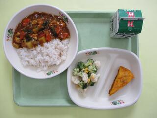 米粉チキンカレーライス （麦ご飯・米粉チキンカレー）・ 牛乳・ かぼちゃオムレツ ・花野菜サラダ