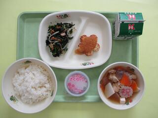 麦ご飯・牛乳・ 豆腐ハンバーグおろしソース・ のり酢和え・ けんちん汁 さくらゼリー