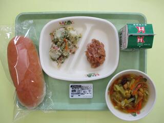 コッペパン・2色チョコクリーム・ 牛乳 ・鶏肉のハーブ焼き・ のり塩ジャーマンポテト ・カレー風味スープ