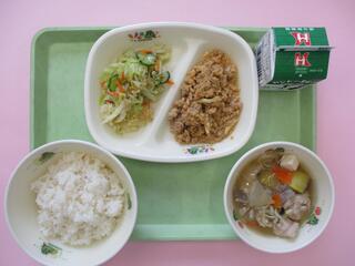 肉そぼろ丼（ご飯・肉そぼろ）・ 牛乳・ カリカリじゃこサラダ ・さつま汁