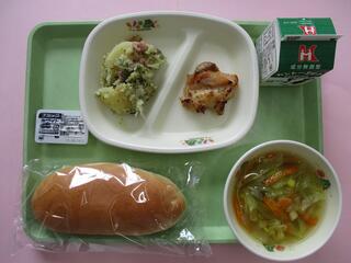 コッペパン・2色チョコクリーム・ 牛乳・ 鶏肉のハーブ焼き・ のり塩ジャーマンポテト ・カレー風味スープ