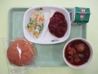 ハンバーガー （龍ケ崎トマトパン・バーガーパティ）・ 牛乳・ 春キャベツのコールスローサラダ ・米粉ポークシチュー