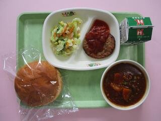 ハンバーガー （龍ケ崎トマトパン・バーガーパティ）・ 牛乳・ 春キャベツのコールスローサラダ ・米粉ポークシチュー