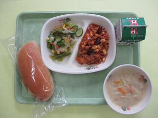 はちみつパン・牛乳・ ポークビーンズ・ アスパラサラダ・ 豆乳コーンポタージュ