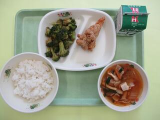 ご飯・ 牛乳・ 鶏肉のから揚げ・ ブロッコリーのおかか和え・ キムチスープ