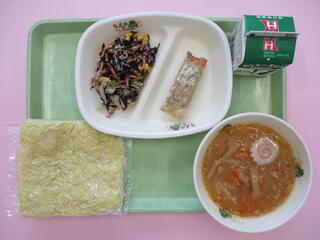 肉みそラーメン （ソフト中華麺・スープ）・ 牛乳・ 餃子ロール・ 海と畑のサラダ
