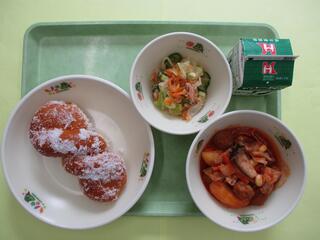 揚げパン・ 牛乳・ ツナサラダ・ ミートボールのトマト煮