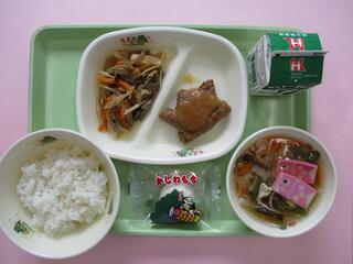 ご飯・牛乳・ハンバーグおろしソース・ きんぴらごぼう・ 山菜汁・ 柏もち