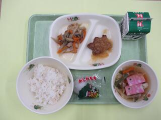 麦ご飯・牛乳 ・ハンバーグおろしソース・ きんぴらごぼう・ 山菜汁・ 柏もち